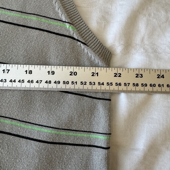Puma Men's Gray‎ V-Neck Golf Sweater Vest Size X-Large Green Logo Outdoor Active - Picture 6 of 10